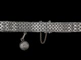 un gros plan d'un bracelet en argent orné d'une boule
