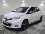 la toyota yaris blanche est garée sur un sol en damier