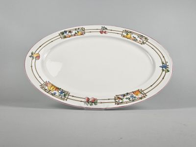 un plat ovale orné d'un motif floral sur le bord