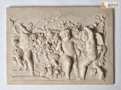 une image représentant une sculpture représentant un groupe de personnes sur un mur