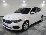 la petite voiture blanche est garée dans une grande pièce