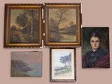de nombreux tableaux accrochés aux murs de cette pièce