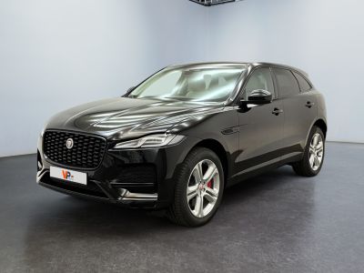 un SUV Jaguar noir garé dans un showroom