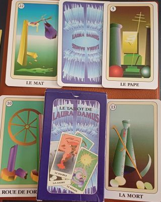 quatre cartes de tarot différentes sur lesquelles figurent des images d'objets variés