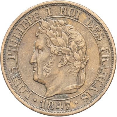 gros plan d'une pièce de monnaie sur fond blanc
