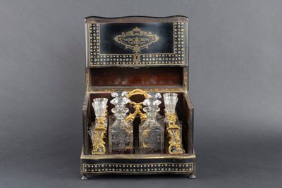 une petite vitrine contenant de nombreuses bouteilles