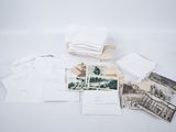 une pile de vieilles photos et de cartes postales posée sur une table