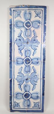 une photo d'une fresque murale en carreaux bleus et blancs accrochée à un mur