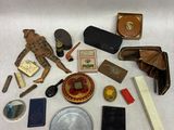 un grand nombre d'objets posés sur une table