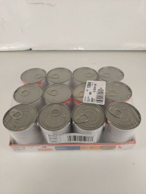plusieurs boîtes de conserve posées dans un carton sur une table