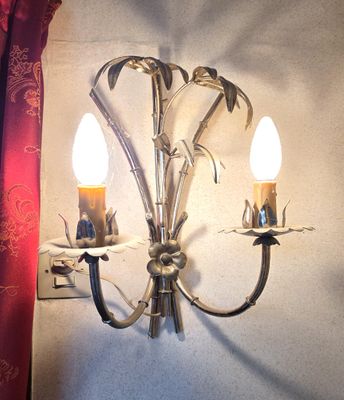 une lampe fixée au mur d'une pièce
