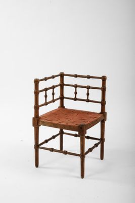 une image d'une chaise en bois avec un siège tissé sur un fond blanc