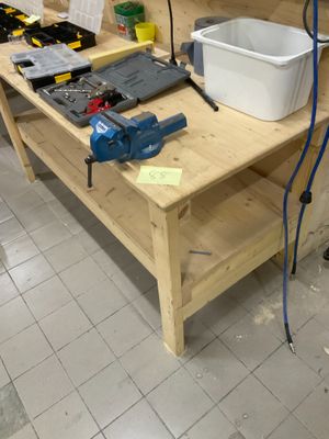 un établi avec des outils dessus, dans une pièce