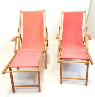 deux chaises assises l'une à côté de l'autre sur le sol