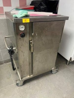 une armoire en acier inoxydable surmontée d'une horloge