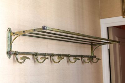 une photo d'un porte-serviettes accroché au mur