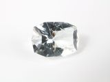 gros plan d'un diamant sur une surface blanche