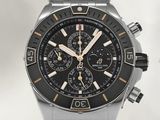un gros plan d'une montre en acier inoxydable avec un cadran noir