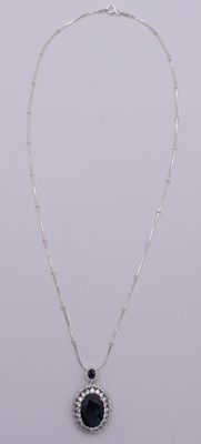 Collier en argent, pendentif serti d'un important saphir fac…