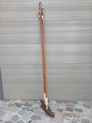 une paire de skis appuyée contre un mur
