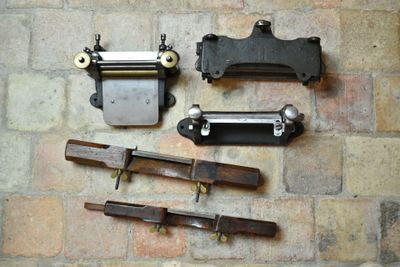 quatre types d'outils différents sur un mur de briques