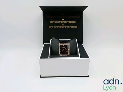une image représentant une boîte contenant une montre