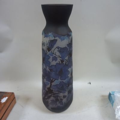 un vase noir et bleu orné de fleurs bleues