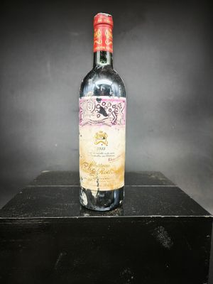 une bouteille de vin posée sur une boîte noire