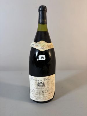 une vieille bouteille de vin posée sur une table