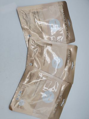 deux tubes de dentifrice posés sur une table