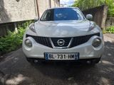 une Nissan Juke blanche garée sur le bord de la route