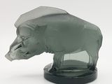 une sculpture en verre représentant un éléphant coiffé d'un chapeau