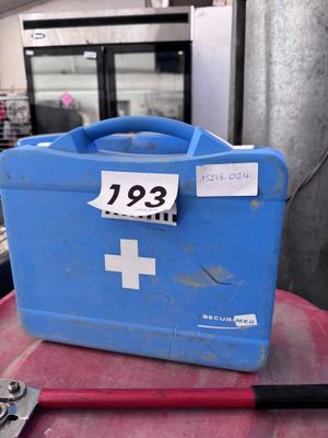 1 malette à pharmacie