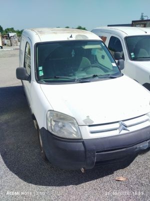 une camionnette blanche garée dans un parking