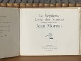 un livre ouvert posé sur une étagère à côté d'une pile de livres