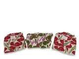 un lot de trois serviettes à motifs floraux rouges et verts sur fond blanc