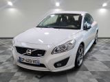 une photo d'une Volvo blanche sur un sol à damier