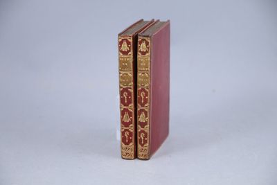 deux livres posés côte à côte sur une table