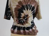 une photo d'un torse de mannequin portant un t-shirt tie-dye