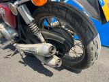 un gros plan d'une moto garée sur le bord de la route