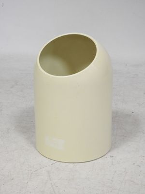 un vase blanc posé sur une table