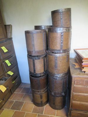 de nombreuses boîtes empilées dans une pièce