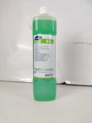 une bouteille contenant un liquide vert posée sur un comptoir