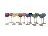 six verres à vin alignés sur une table