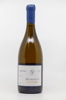 une bouteille de vin posée sur une table
