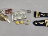 un grand nombre d'objets posés sur une table