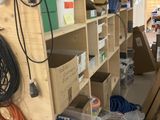 une pièce où s'entassent des cartons et des câbles accrochés au mur