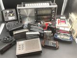 de nombreux types d'appareils électroniques posés sur une table