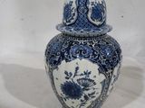 un vase bleu et blanc avec un oiseau dessus