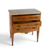 Petite commode d'entre-deux en bois de placage, ouvre à troi… (photo 2)